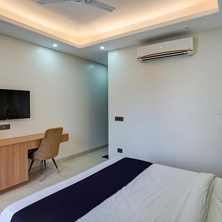 Hotel O Parkinn Гургаон Екстериор снимка
