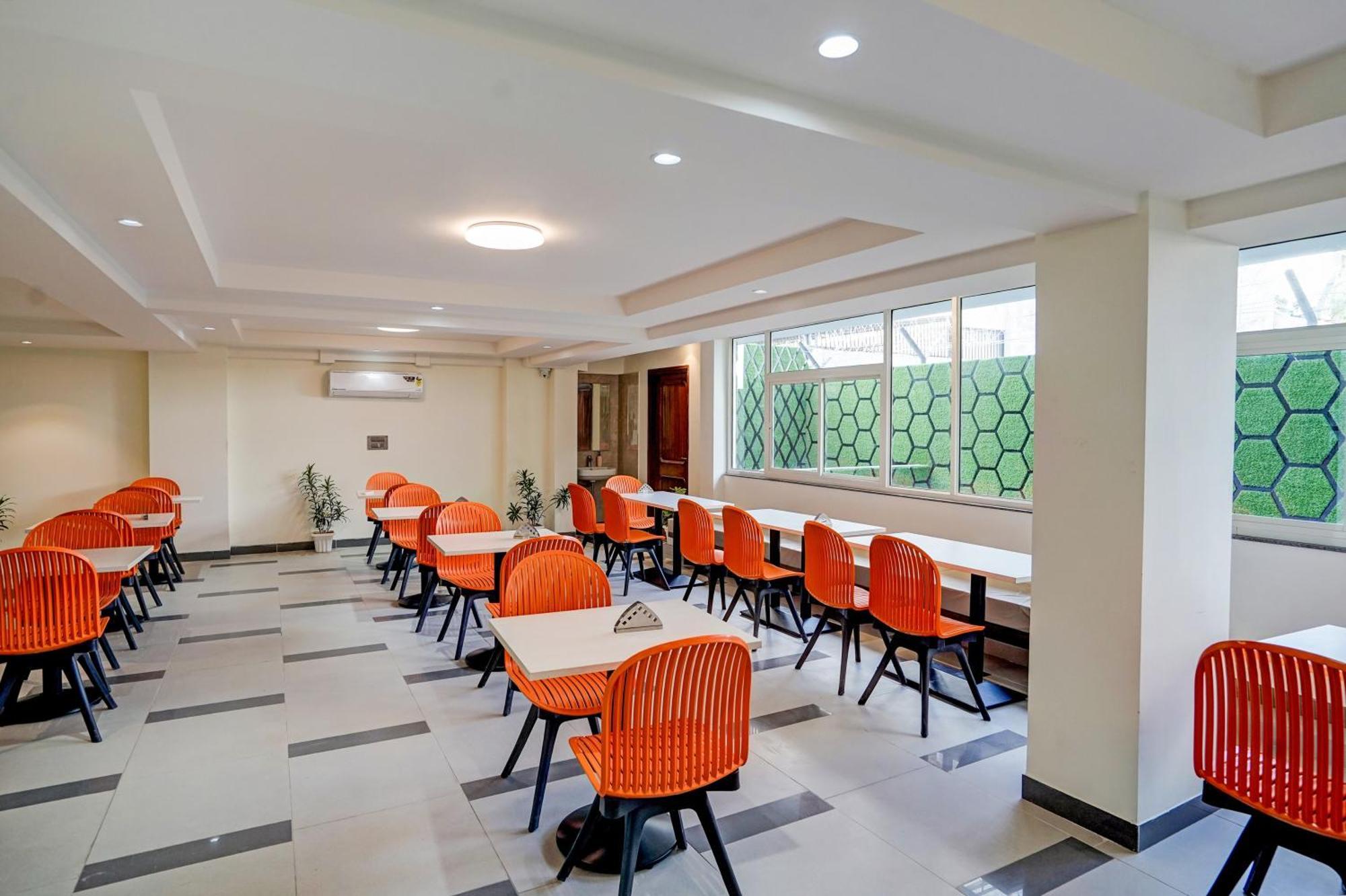Hotel O Parkinn Гургаон Екстериор снимка