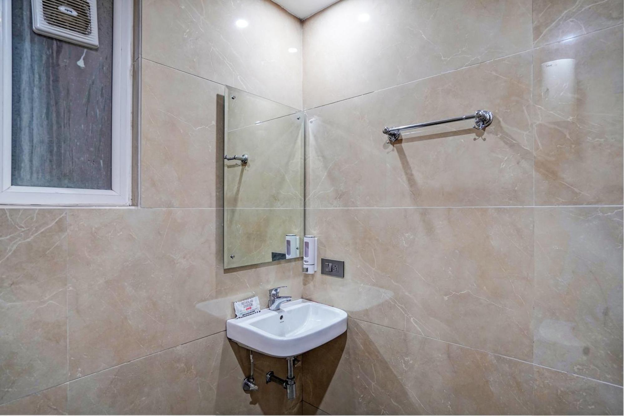Hotel O Parkinn Гургаон Екстериор снимка