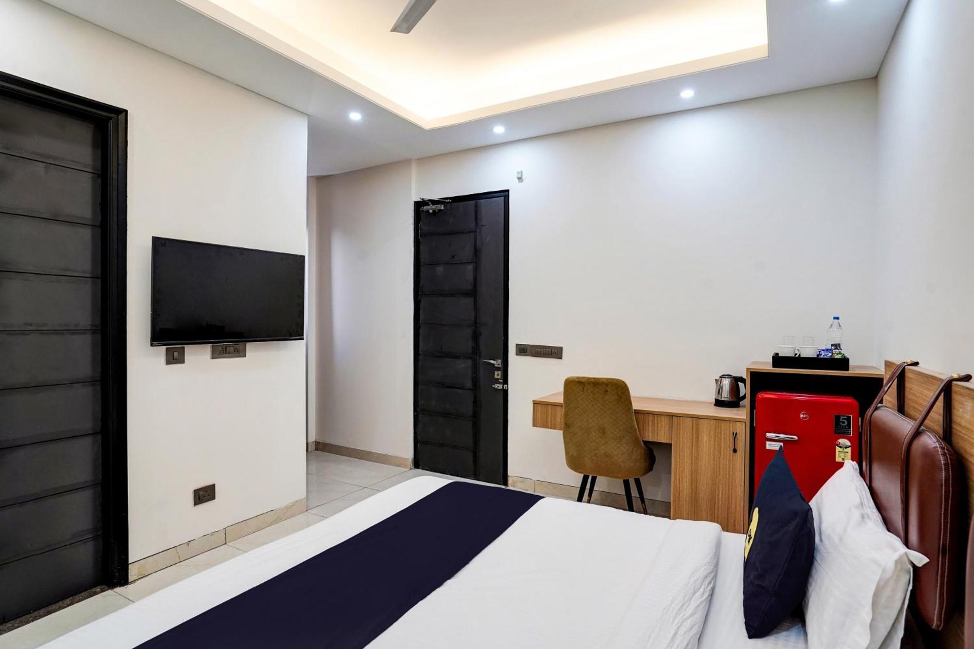 Hotel O Parkinn Гургаон Екстериор снимка